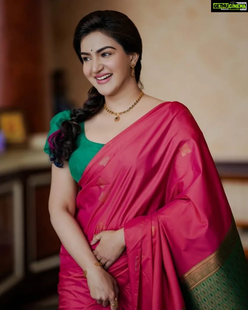 Honey Rose Instagram - Happy Ugadi ❤️ Photography @vyshnavphotography Mua @sreshtamakeup Costume @marianonlineboutique @tanith_design Accessories @anokhi_priyakishore