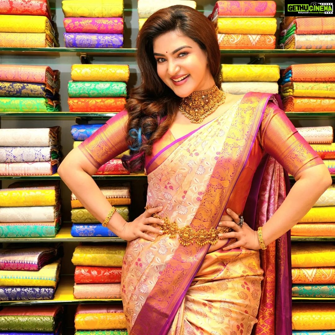 Honey Rose Instagram - @chandanabrotherstelangana @sreshtamakeup @tanith_design @anokhi_priyakishore
