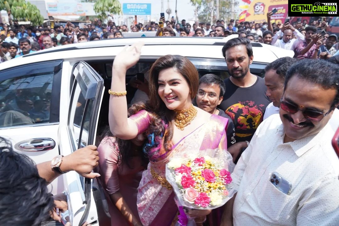 Honey Rose Instagram - Thank you @chandanabrotherstelangana for inviting me to this grand opening..... @chandanabrotherstelangana @anudeep_munna Mua @sreshtamakeup Accessories @anokhi_priyakishore Designed @tanith_design