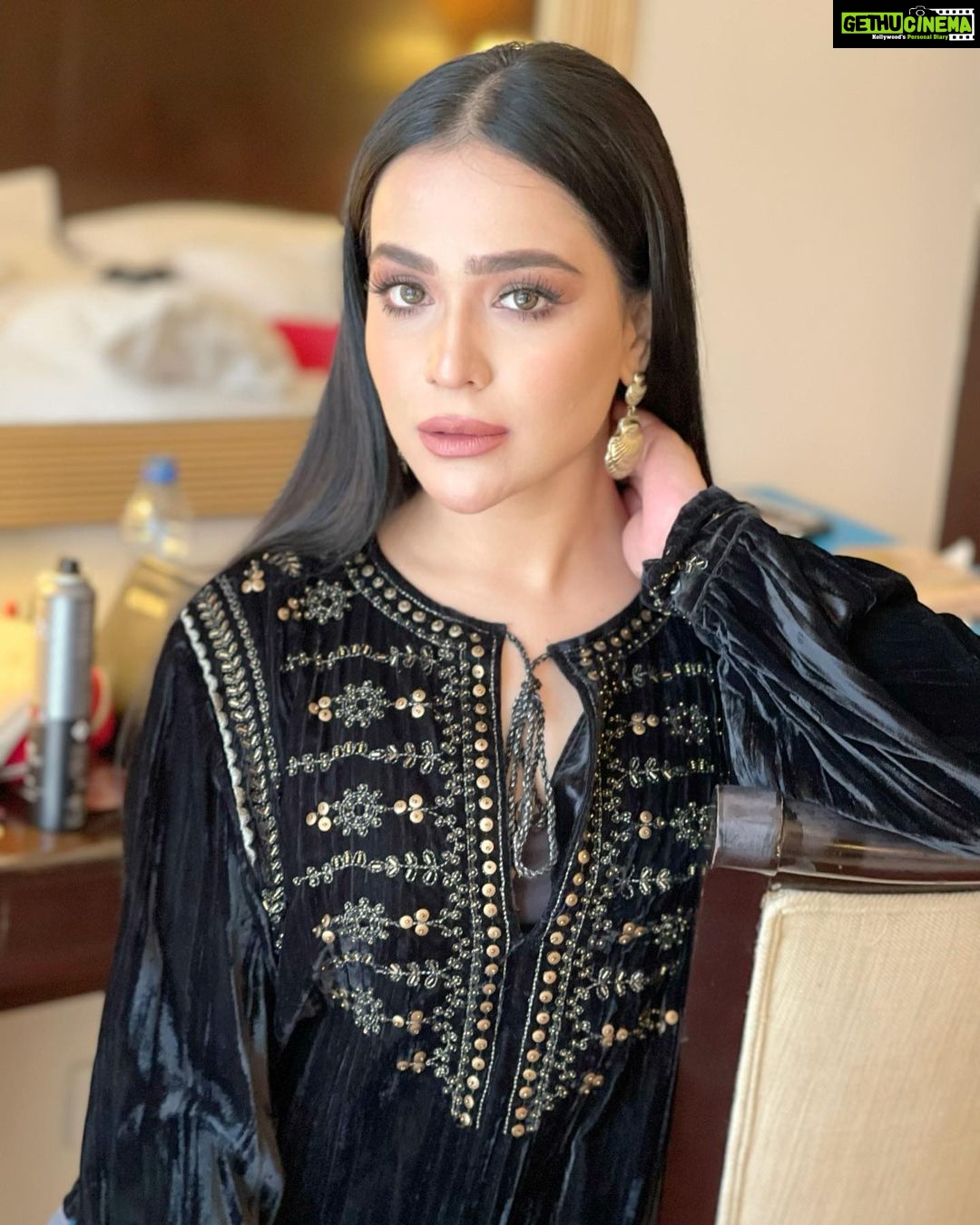 Humaima Malick Instagram - cloudy ☁️ or sharp it doesn’t matter I see my goals straight! Styled @sultan_bushra123, makeup @qaisar_baloch4 Islamabad