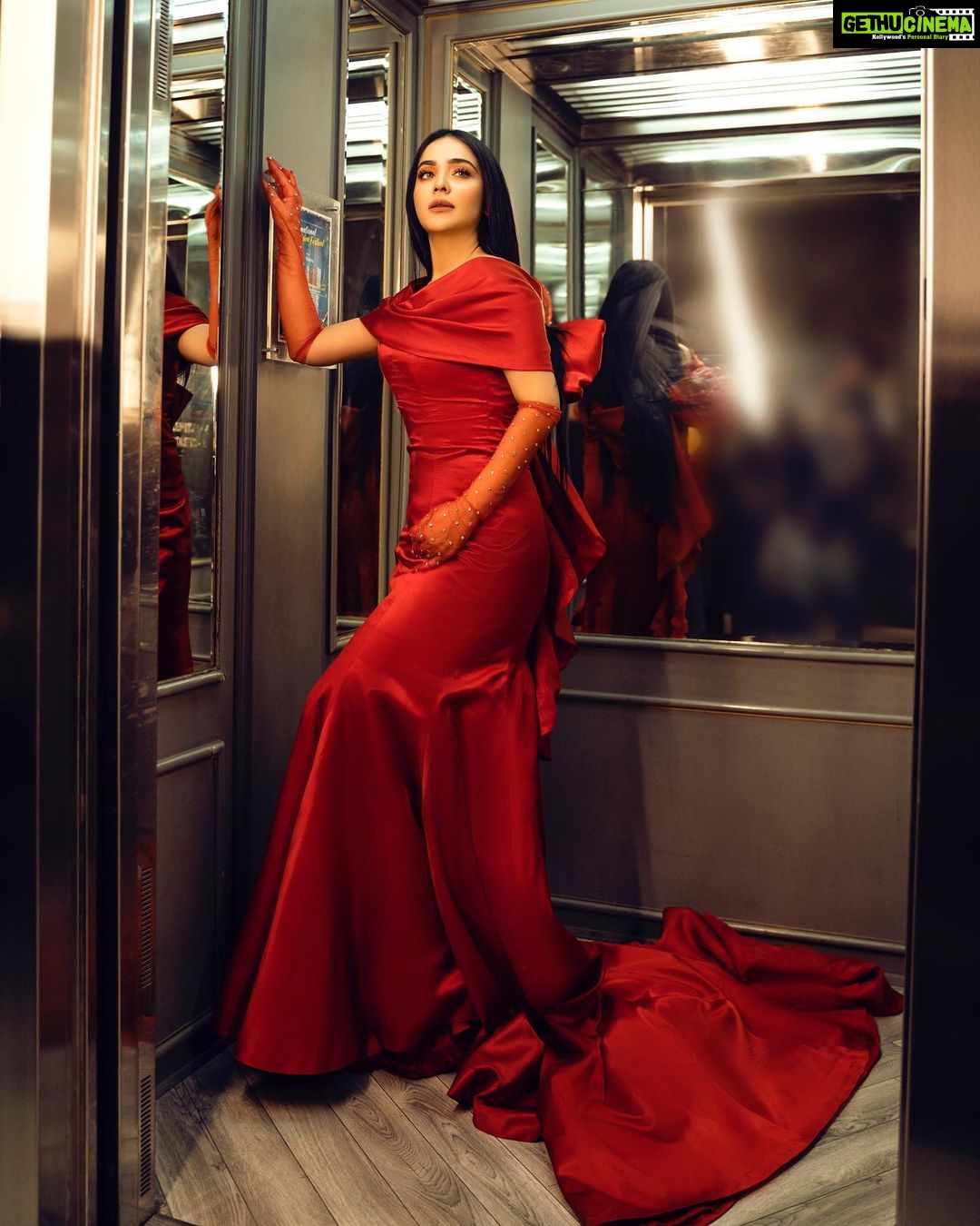 Humaima Malick Instagram - Still or Lift I didn’t feel a bit 😎#itwasallaboutme @luxstylepk @rida_aurangzaib @lulusaronline @headlinesofficial @tahira_makeup_art @arslan.azaan