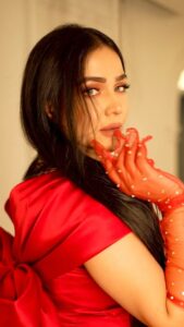 Humaima Malick Instagram - I feel like a princess 👸 
Video by @abdulah_mehr 
Makeup by @tahira_makeup_art @headlinesofficial