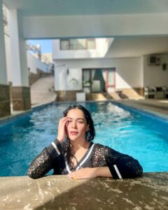 Humaima Malick Instagram - It’s a new day , new me , the sun was up and he smiled at me ❤️