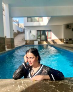 Humaima Malick Instagram - It’s a new day , new me , the sun was up and he smiled at me ❤️
