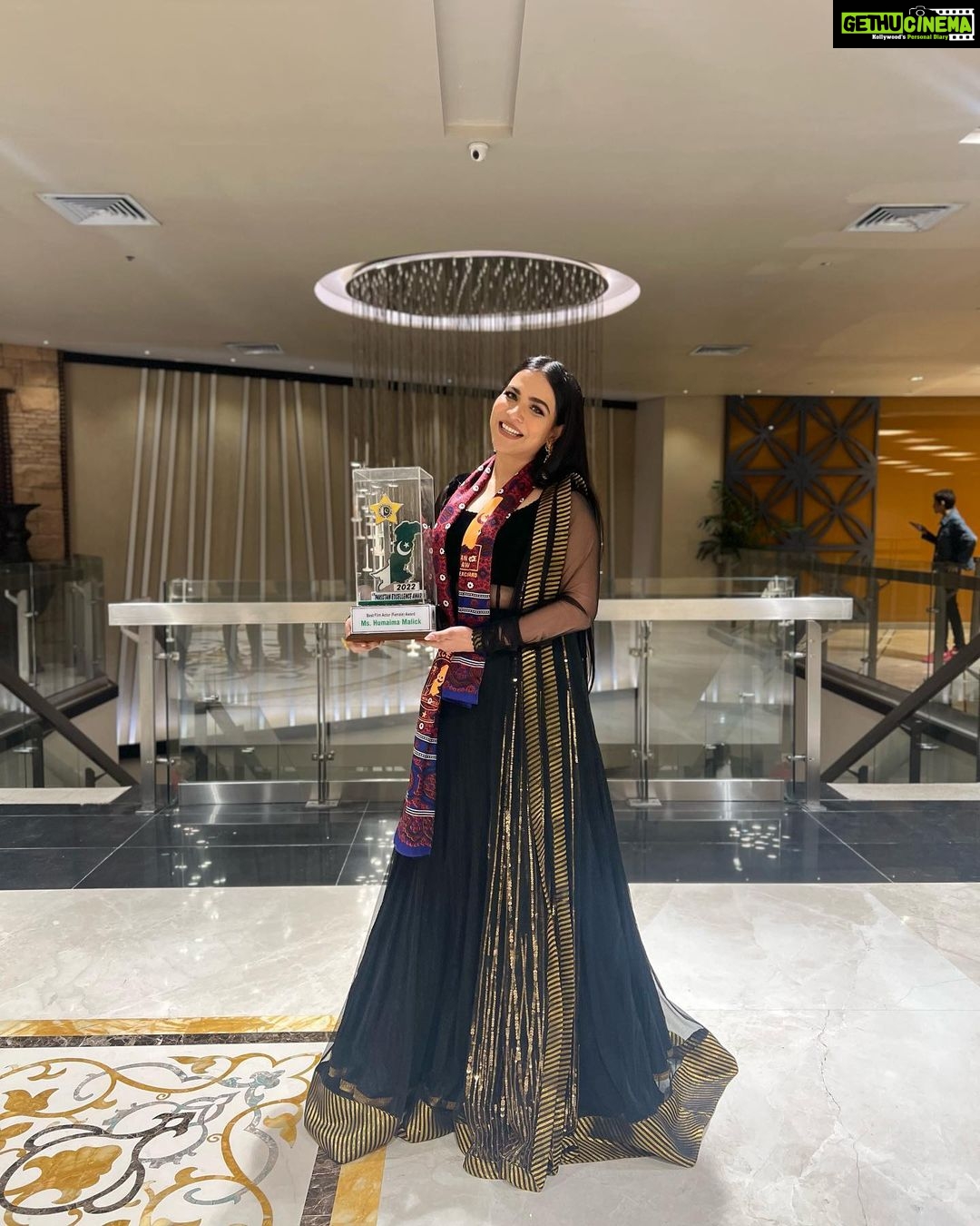 Humaima Malick Instagram - Thankyou pakistan for this ❤️ @mansoorakramofficial @humzak.makeup @shanaz.ramzi