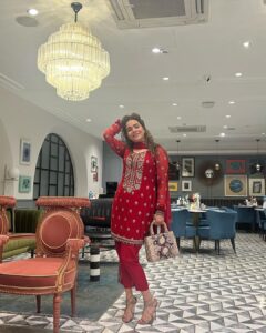 Humaima Malick Instagram - Mama tells me I should wear red !  #mamatellsmeishouldntbother