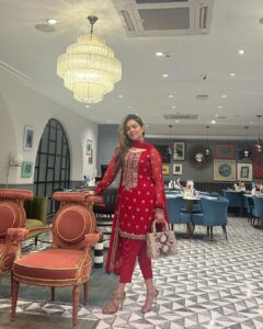 Humaima Malick Instagram - Mama tells me I should wear red !  #mamatellsmeishouldntbother