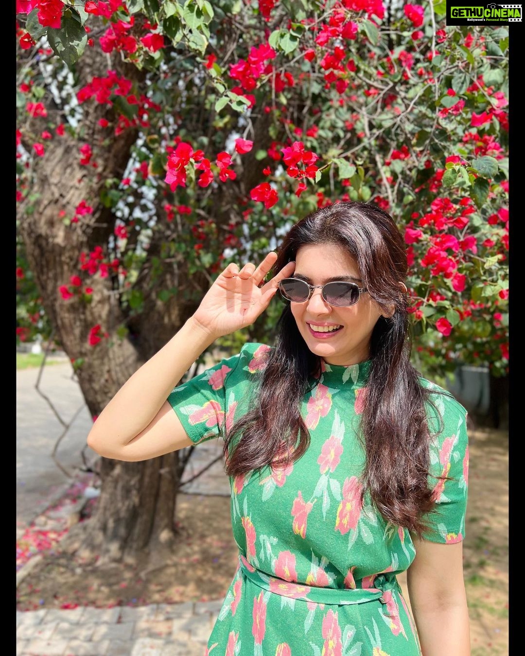 Ihana Dhillon Instagram - Be like flower , Turn your face to the sun ☀️