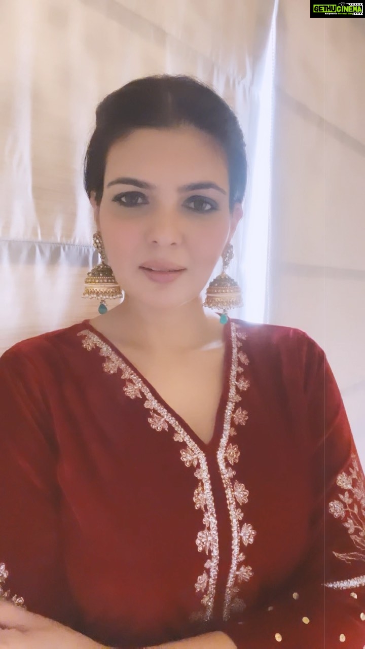 Ihana Dhillon Instagram - Festive vibes 🌺 . . . #instagood #instareels #festivevibes #festivewear #trending #trendingreels #love #ihanadhillon