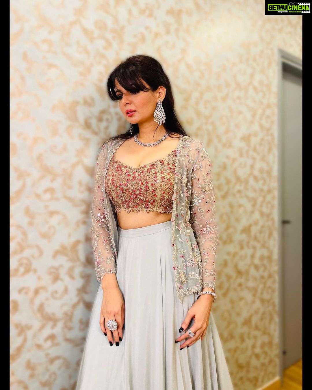 Ihana Dhillon Instagram - Make it simple, but significant 💃 ⭐️ ⭐️ ⭐️ Styled by: @yashasvisingh19 Outfit: @izzumimehta Outfit Pr: @lesoleil.in Jewelry: @miranabymegha Jewelry Pr: @affiliates_pr Footwear: @bata.india