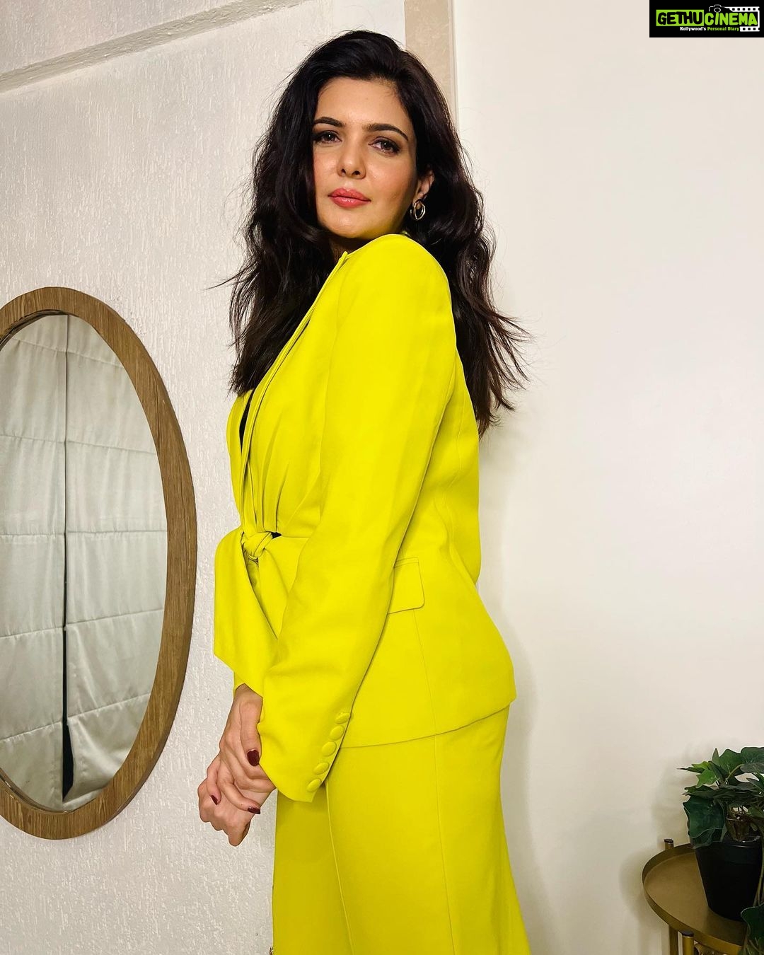 Ihana Dhillon Instagram - “ In a world full of trends , I want to remain a classic “ 😊 #beingoriginal #alwaysbeyou Styled by:- @yashasvisingh19 Wearing:- @ikichic_official Jewellery:- @palmonas_official MUA & hair :- me