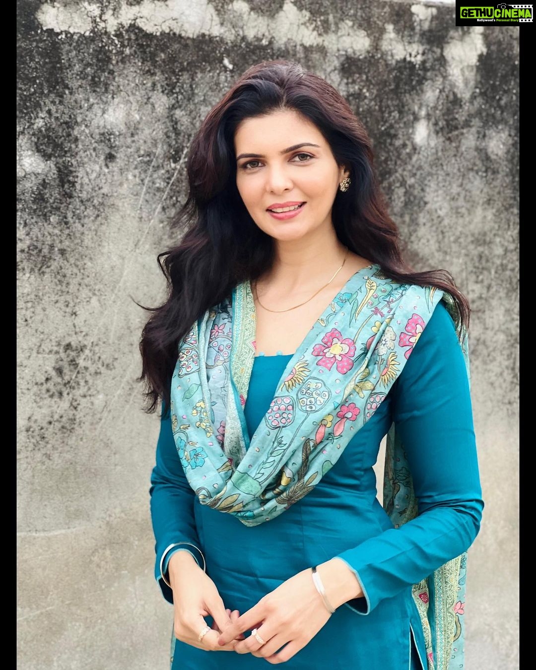 Ihana Dhillon Instagram - Life is beautiful, and there’s so much to smile about 😊 #quotesoftheday