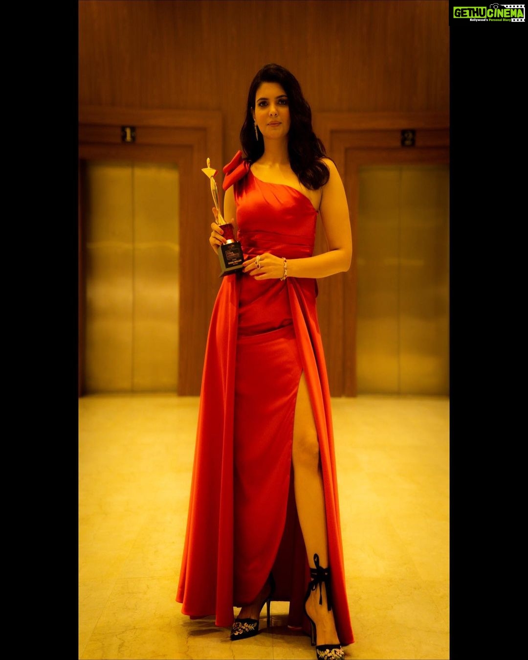 Ihana Dhillon Instagram - “ Style icon female of the year “ ❤️ Thanks @global_stardom_award for honouring me with this beauty ❣️ 📸:- @viplove_abhyankar Styled by:- @yashasvisingh19 Wearing:- @adrianpaulcouture & @adrianalexpaul Jewellery:- @pristine_jewels_by_ruby @tsaraofficial #Awardnights #glamup #nationalaward #globalnationalaward #globalnationalaward2022