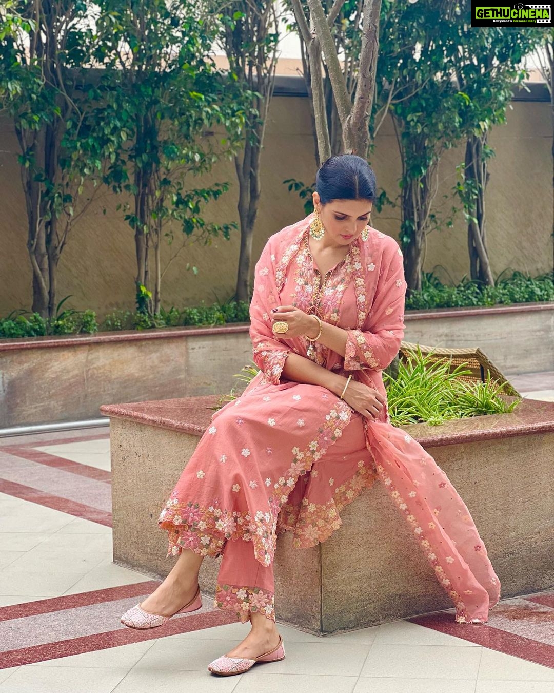 Ihana Dhillon Instagram - Jutti kasuri Pairi Na poori #punjabisuits #punjabijutti Styled by:- @yashasvisingh19 Wearing:- @labelnitibothra Jewellery:- @shillpapuriidesignerjewellery MUA:- @rajamakeover @hairbyramaartist