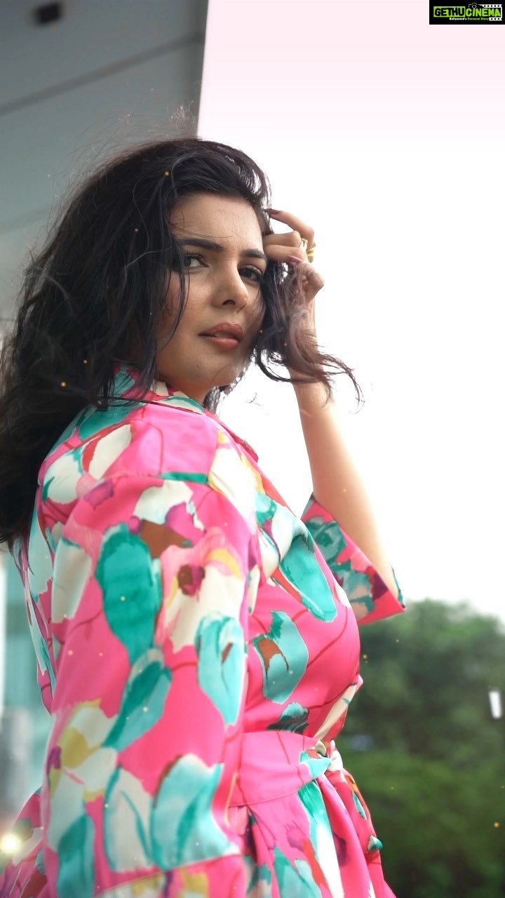 Ihana Dhillon Instagram - This song reminds me of my first crush. Tell me what it felt like when you saw your crush!! #crush #sadgi #lovesong #instareel #ootd Social media manager: @paribesh_mansingh 📷/Edit : @viplove_abhyankar