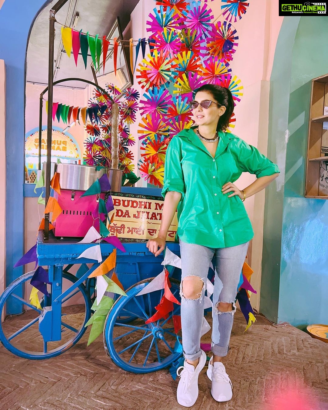 Ihana Dhillon Instagram - Punjab de rang at @rangpunjabofficial 😍😍 #ranpunjab #amritsar #townhallamritsar #colours #punjabifood #travel #photography #indianrestaurant #bestfood #actor #greenlove💚 #instagood #insta #live #love #ihanadhillon Rang Punjab