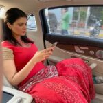 Ihana Dhillon Instagram - @kirandhilon now I know why you always say I should sit like girls 🤣🤣 Mumbai ka traffic 🙈 #inrouteforwork #mymbai #event #workmode