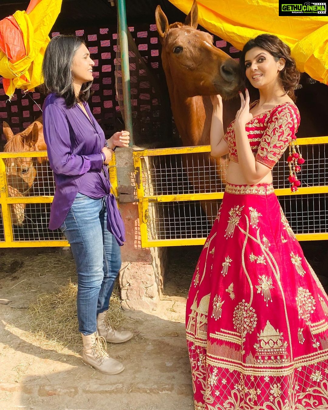 Ihana Dhillon Instagram - Got kissed 😍❤️ by sweet NOOR 😜🥰 . . . . . . . . @kirandhilon #horsesofinstagram #horses #animallovers #blessed #love #bts #instagood