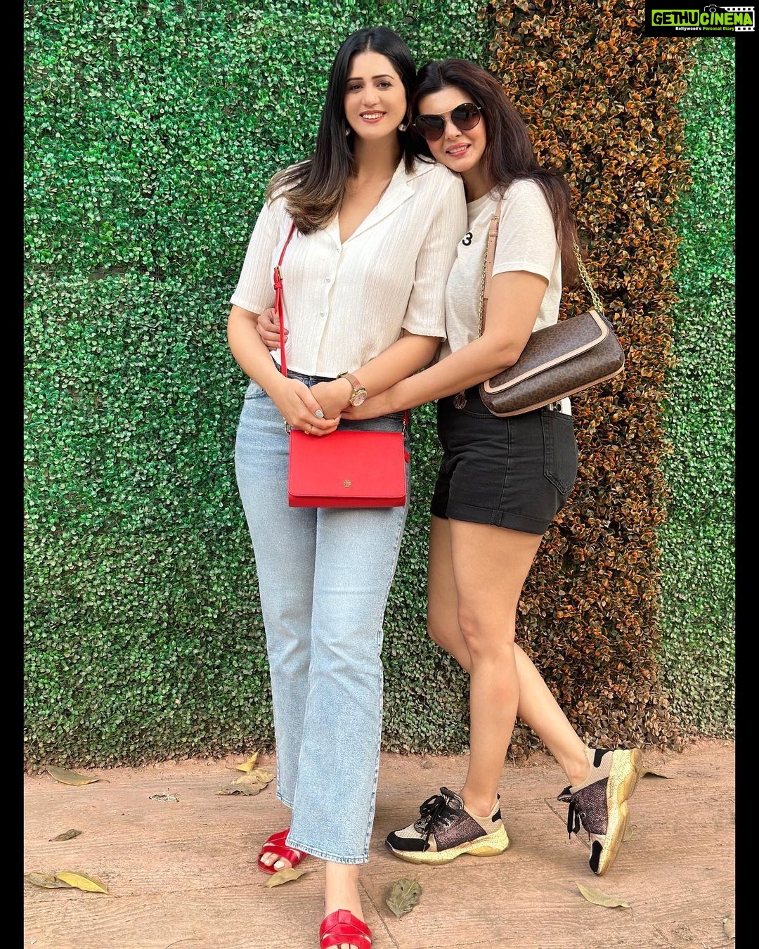 Ihana Dhillon Instagram - Friendship is not about who you spend the most time with , it’s about who you have the best time with . @isharikhi gonna miss you .. come back soon 😘 🤗 #friendshipgoals #mumbaidiaries Mumbai - मुंबई