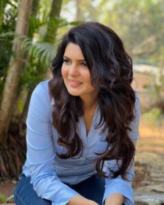 Ihana Dhillon Instagram - Be the person you want to have in your life 😊 #sundayquotes #quotesoftheday