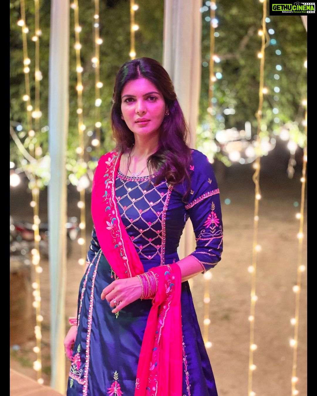 Ihana Dhillon Instagram - Happy Diwali everyone 🪔 May the light of Diwali brighten each day of your life 🙏 #happydiwali #2021 #love #blessings