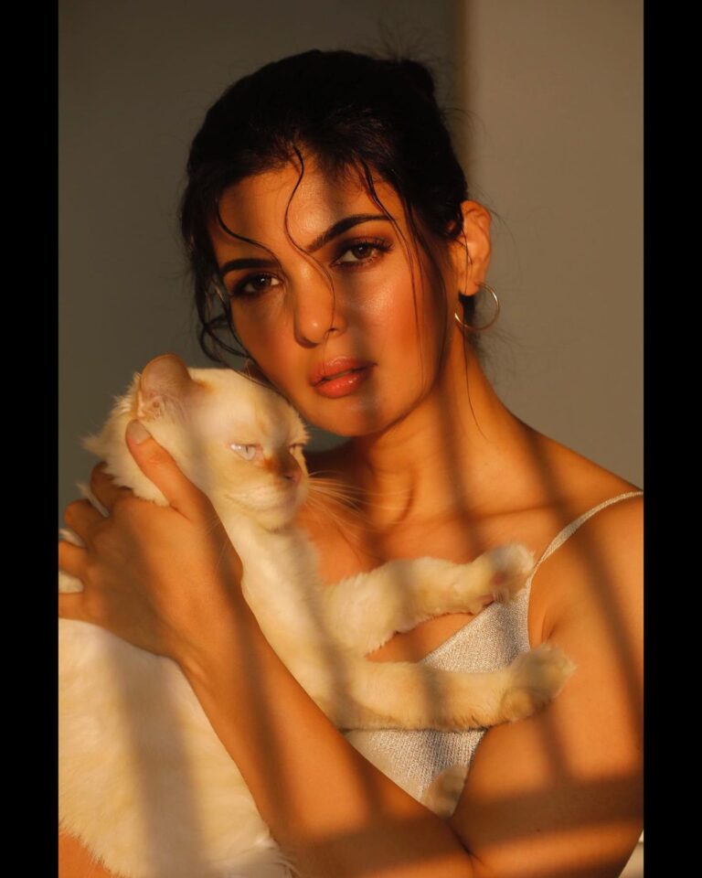 Ihana Dhillon Instagram - Me and my googlee booglee boo #fluffysingh 😻❤️ #petlovers Mumbai - मुंबई