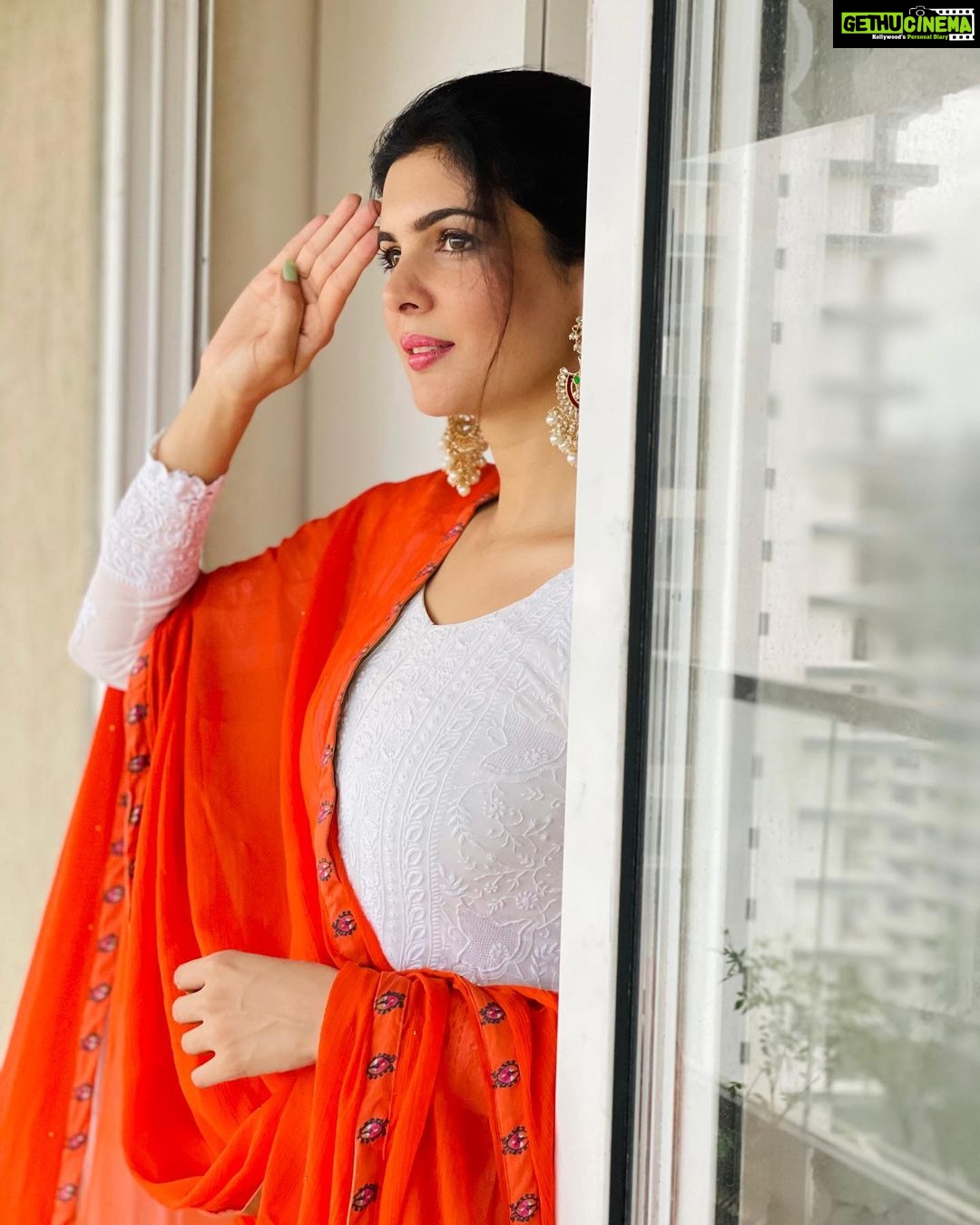 Ihana Dhillon Instagram - “ Freedom in the mind , Faith in the words … Pride in our souls .. Let’s salute those great men , Who made this possible. #happyindependenceday #vandematram