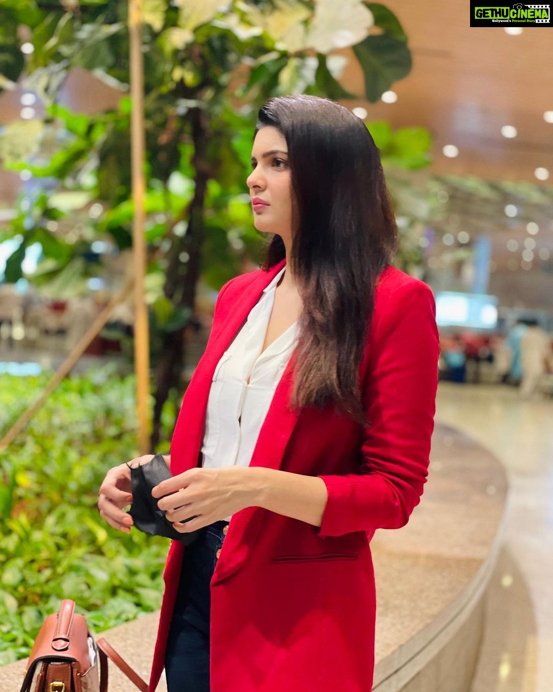 Ihana Dhillon Instagram - #traveldiaries #redlove ❤️