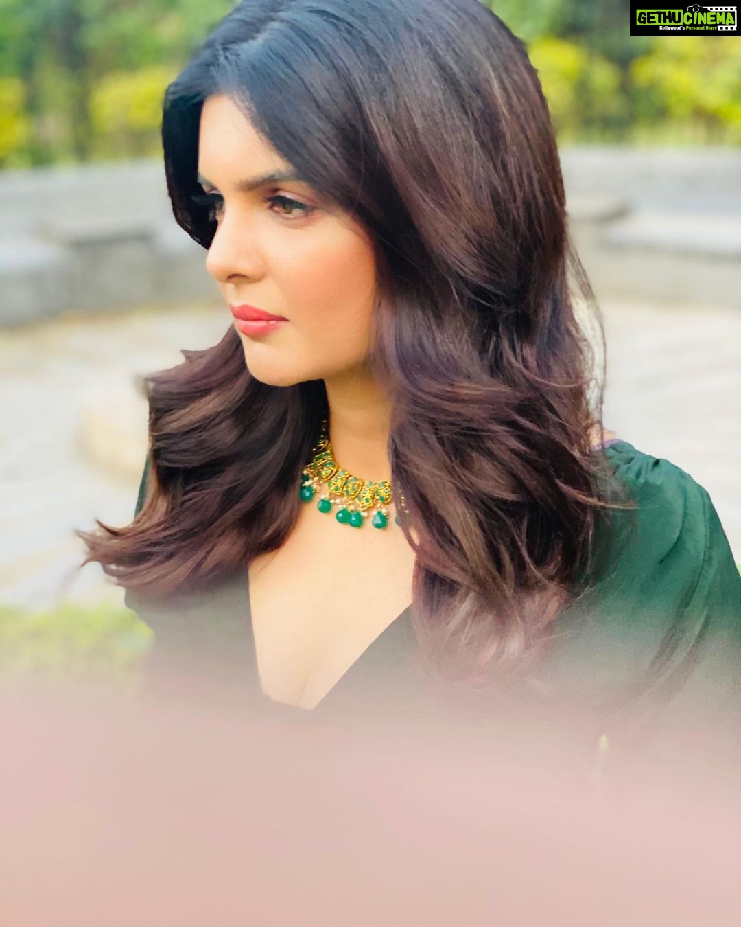Ihana Dhillon Instagram - 🥠💚 . . . . . . . #gogreen #outdoors #thoughts #journeyoflife #travelphotography #hair #benicetoyourself #thoughts #love #ihanadhillon