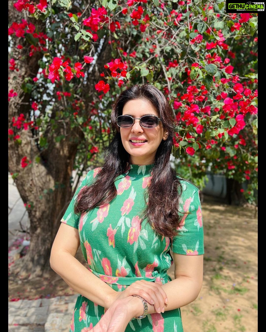 Ihana Dhillon Instagram - Be like flower , Turn your face to the sun ☀️