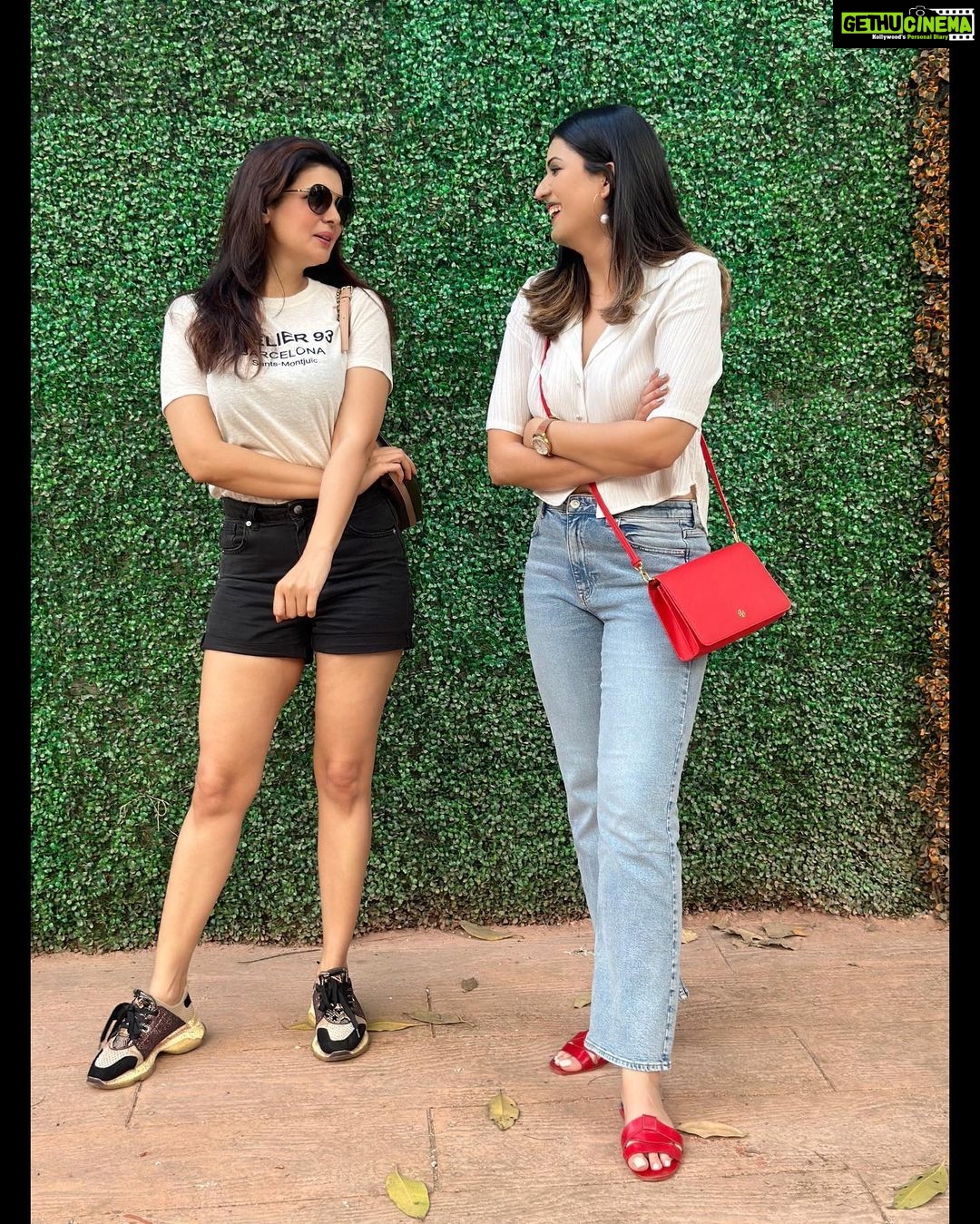 Ihana Dhillon Instagram - Friendship is not about who you spend the most time with , it’s about who you have the best time with . @isharikhi gonna miss you .. come back soon 😘 🤗 #friendshipgoals #mumbaidiaries Mumbai - मुंबई