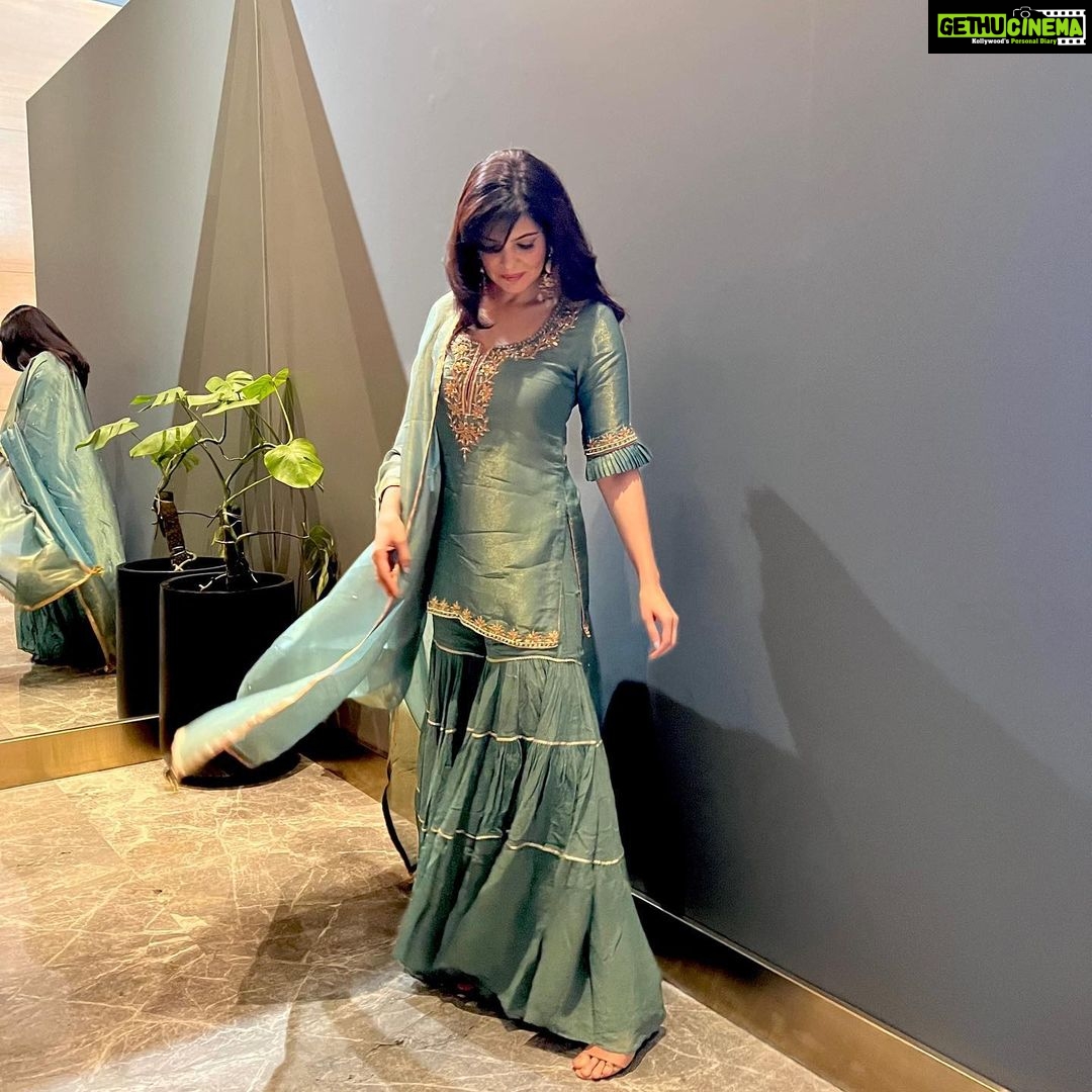 Ihana Dhillon Instagram - Nazar Mili Phir Nazar jhuki , Bas itni se baat Hume barbaad kar gye. * * Wearing @kritikadawarofficial . Styled by @yashasvisingh19 . Jewellery @rimayu07 . MUA @rajamakeover . Hair @hairbyramaartist