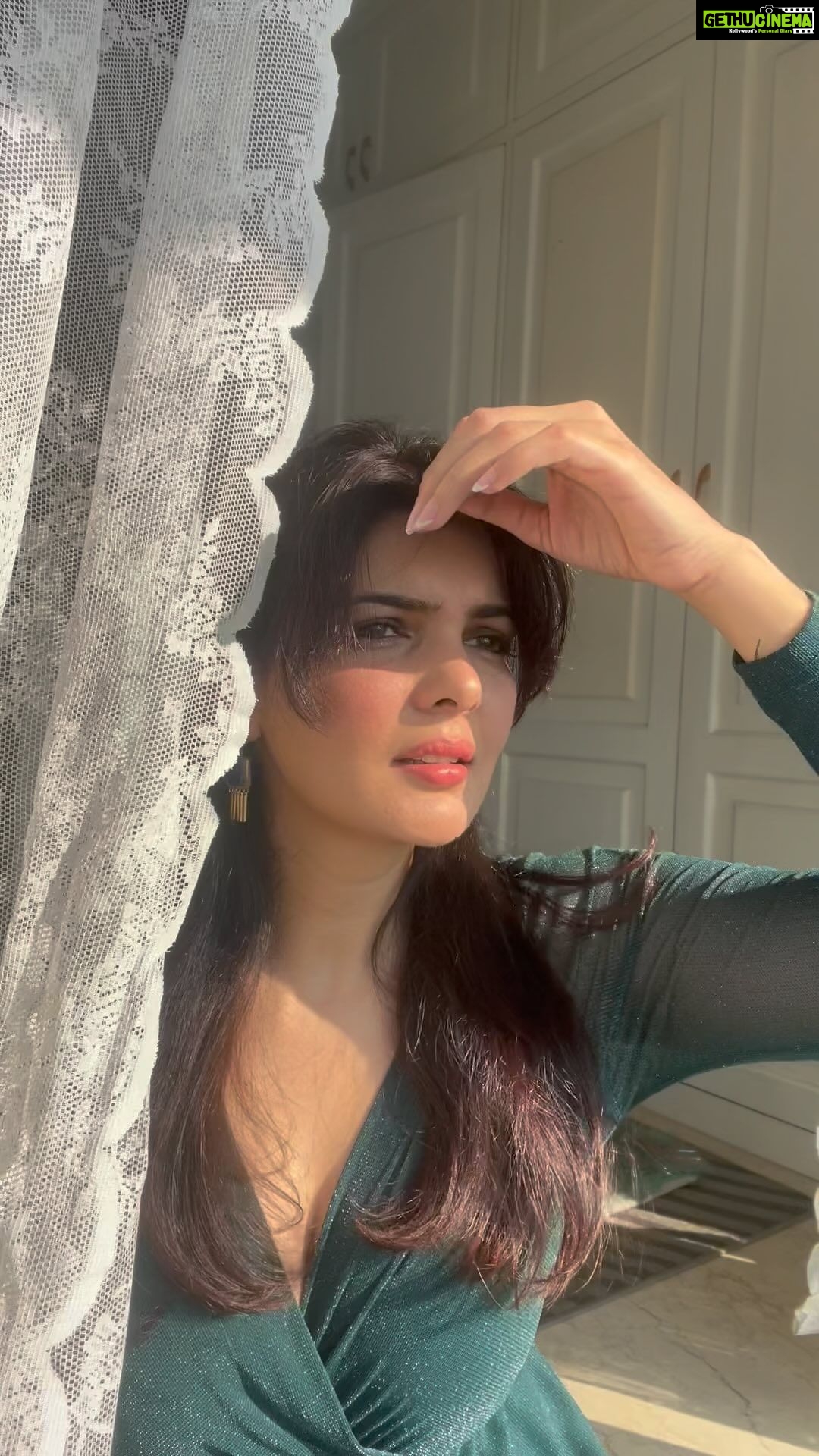 Ihana Dhillon Instagram - Itni se baat hai … . . . #thoughts #instagram #instareels #trending #trendingreels #bts #feelgood #sunset #love #ihanadhillon