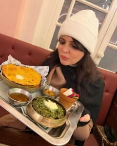 Ihana Dhillon Instagram - Thank you for making my evening special with your special thali @rangpunjabofficial 😍 
Winters are here ❄️ 
So is saag 😜😍 
In thali - 

Saron ( Sarson ) da saag
Makki Di Roti 
White butter 
Shakar and Kheo ( Ghee ) 
Kanji salad 
🥰 
#amritsar #amritsardiaries