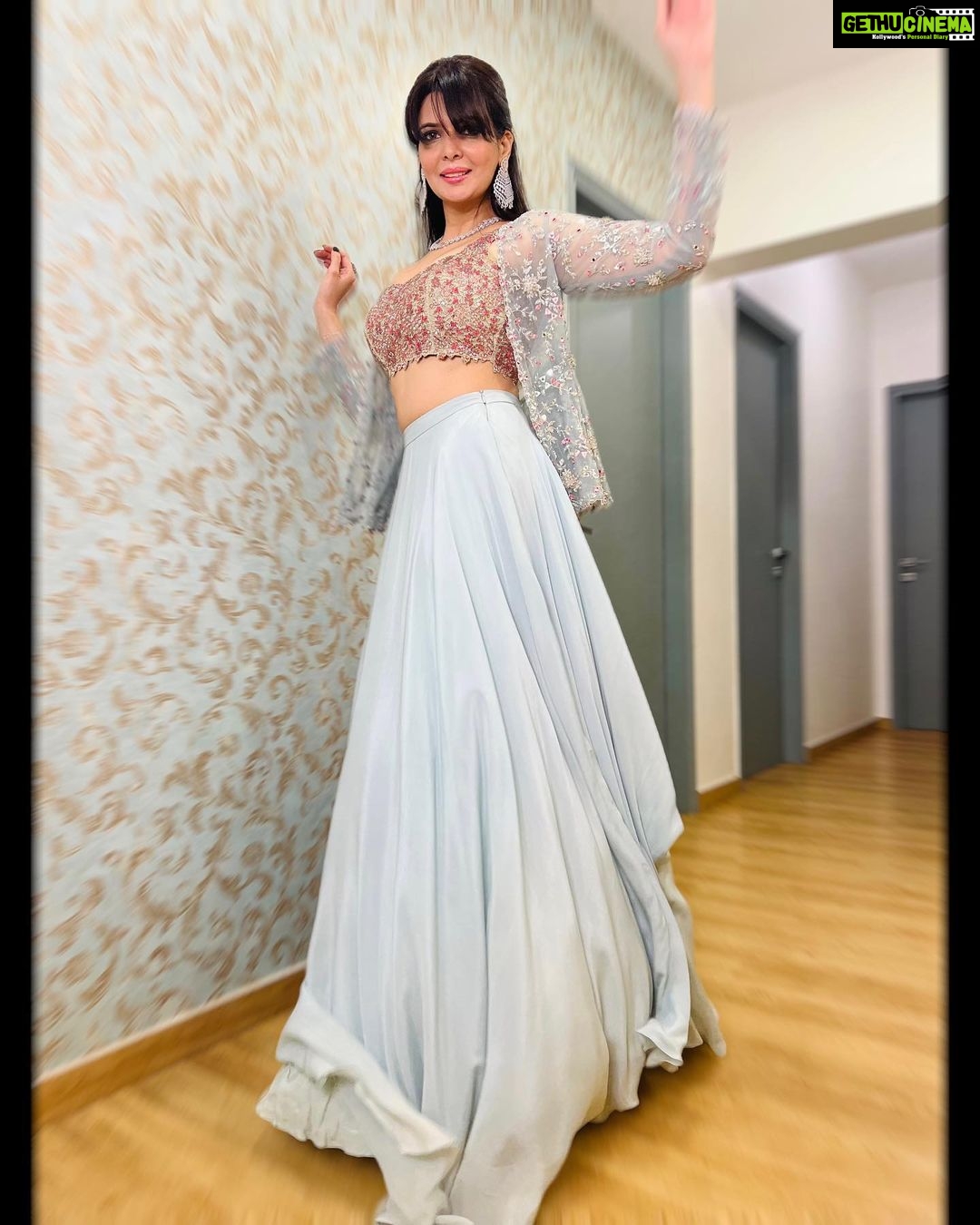 Ihana Dhillon Instagram - Make it simple, but significant 💃 ⭐️ ⭐️ ⭐️ Styled by: @yashasvisingh19 Outfit: @izzumimehta Outfit Pr: @lesoleil.in Jewelry: @miranabymegha Jewelry Pr: @affiliates_pr Footwear: @bata.india