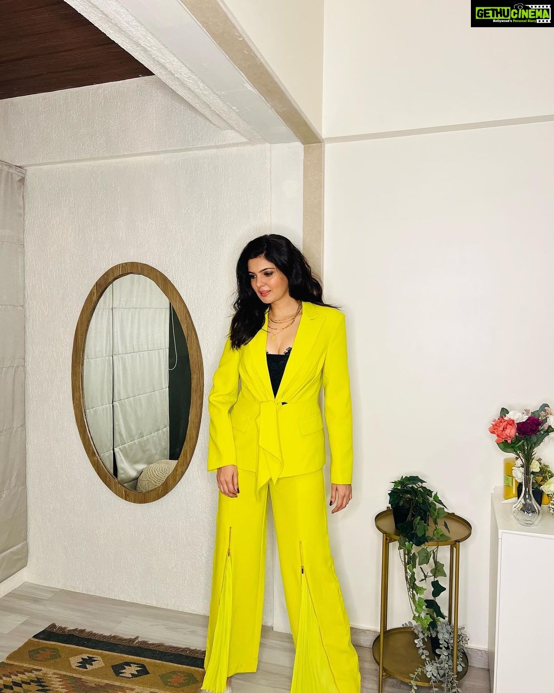 Ihana Dhillon Instagram - “ In a world full of trends , I want to remain a classic “ 😊 #beingoriginal #alwaysbeyou Styled by:- @yashasvisingh19 Wearing:- @ikichic_official Jewellery:- @palmonas_official MUA & hair :- me