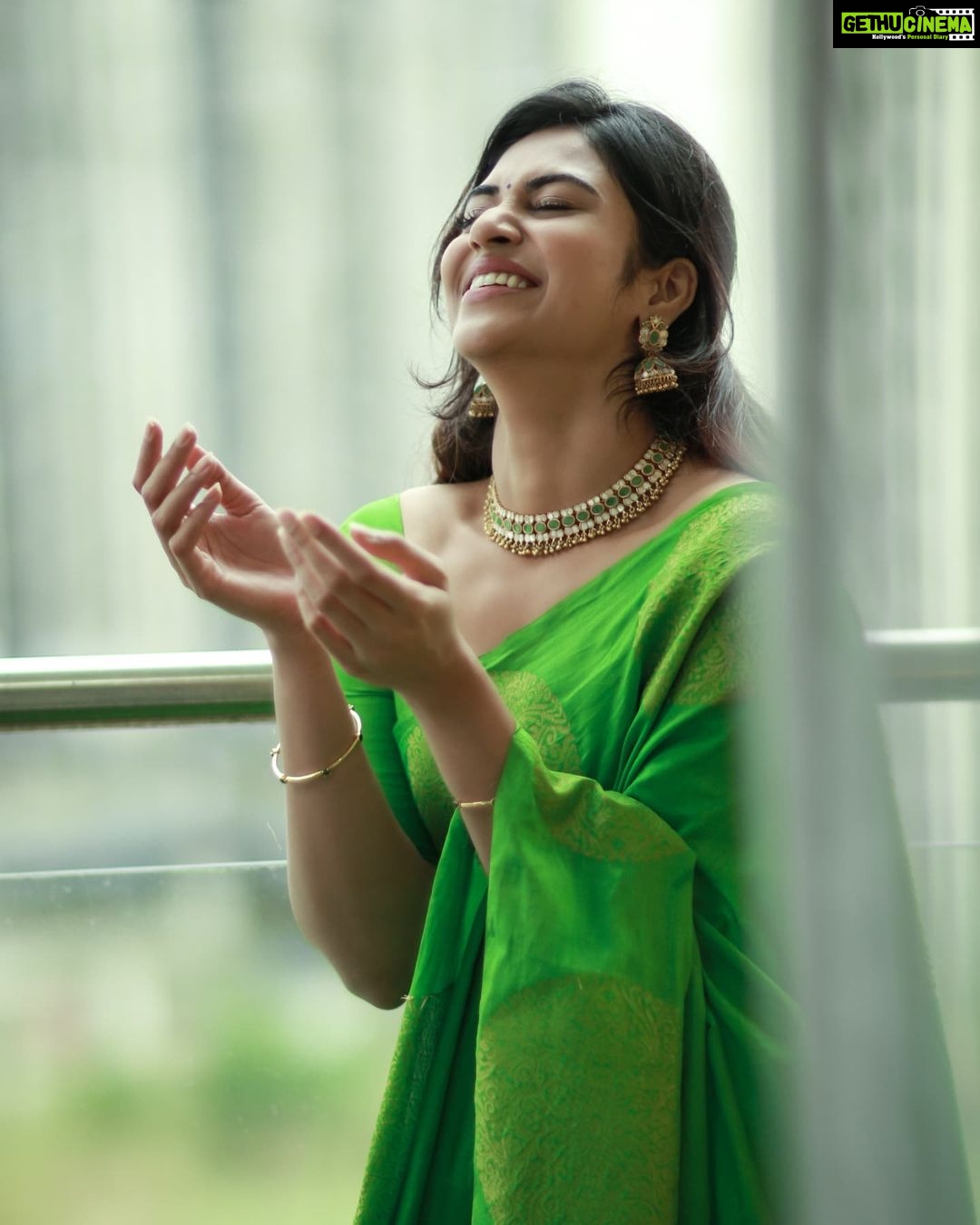Indhuja Ravichandran Instagram - As we step into 2022 I wish everyone a blessed year filled with love , good health , happiness , laughter & great peace of mind. Have a positive…positive… positive 2022 Happy new year ❤️✨ Wardrobe @d_blossoms_saree Accessories @theamethyststore