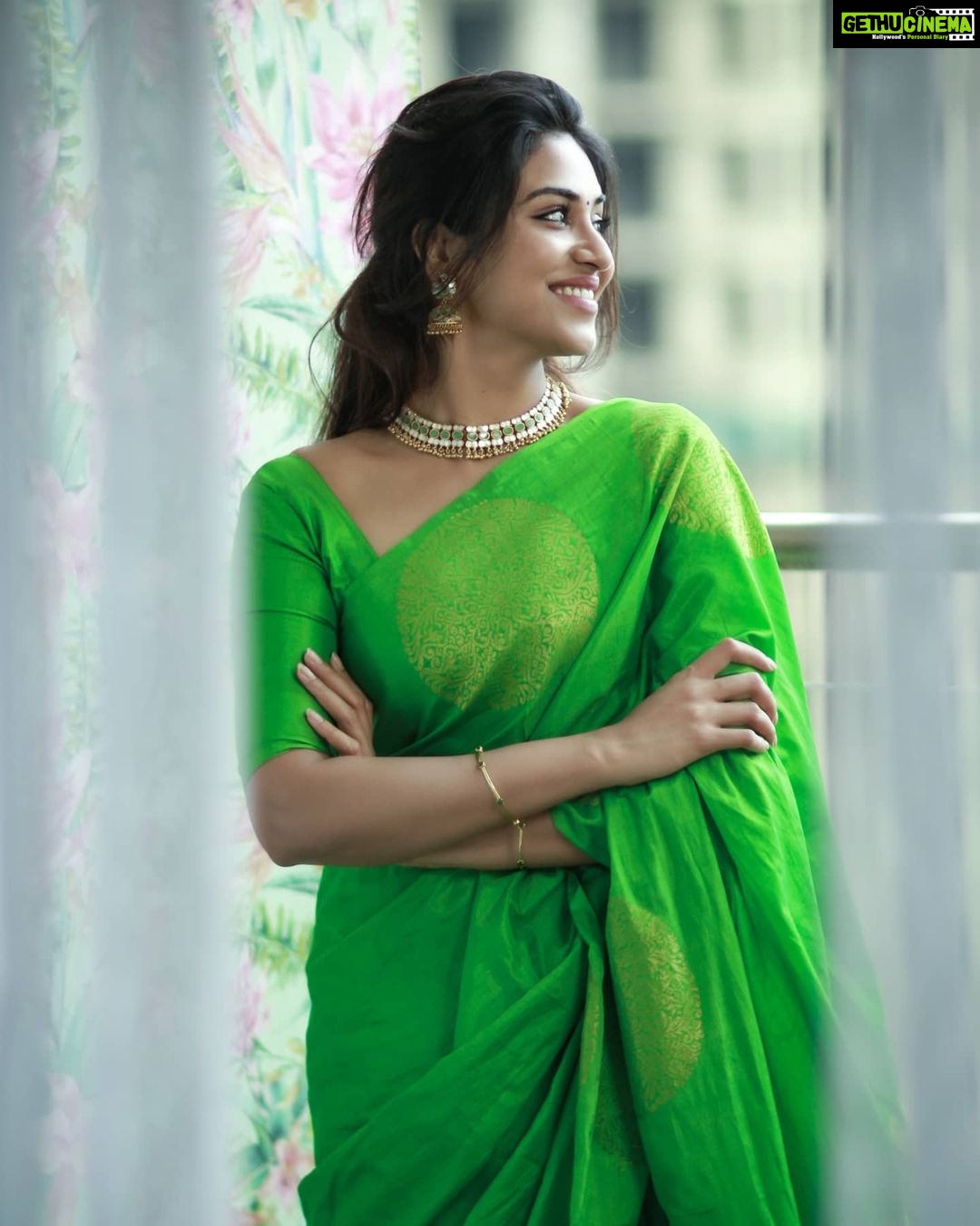Indhuja Ravichandran Instagram - As we step into 2022 I wish everyone a blessed year filled with love , good health , happiness , laughter & great peace of mind. Have a positive…positive… positive 2022 Happy new year ❤️✨ Wardrobe @d_blossoms_saree Accessories @theamethyststore