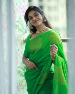 Indhuja Ravichandran Instagram - As we step into 2022 I wish everyone a blessed year filled with love , good health , happiness , laughter & great peace of mind. Have a positive…positive… positive 2022 Happy new year ❤️✨ Wardrobe @d_blossoms_saree Accessories @theamethyststore