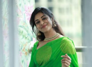 Indhuja Ravichandran Instagram - As we step into 2022 I wish everyone a blessed year filled with love , good health , happiness , laughter & great peace of mind. Have a positive…positive… positive 2022 Happy new year ❤️✨ Wardrobe @d_blossoms_saree Accessories @theamethyststore