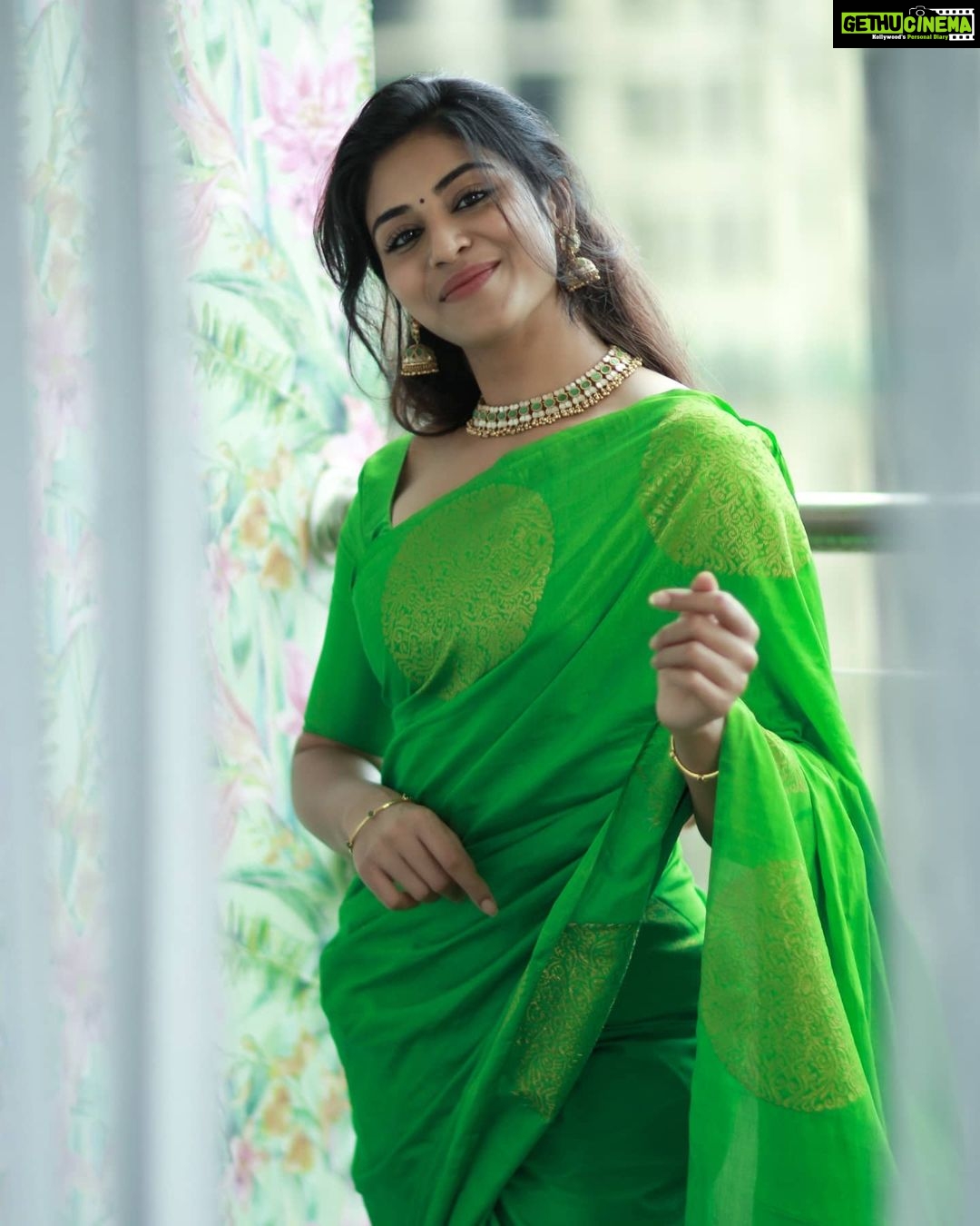 Indhuja Ravichandran Instagram - As we step into 2022 I wish everyone a blessed year filled with love , good health , happiness , laughter & great peace of mind. Have a positive…positive… positive 2022 Happy new year ❤️✨ Wardrobe @d_blossoms_saree Accessories @theamethyststore