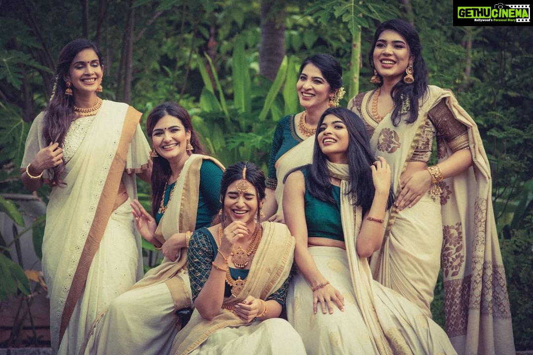 Indhuja Ravichandran Instagram - Its ONAM ♥️ Lets be happy and celebrate 🌺 Wardrobe : @rehanabasheerofficial Photography : @kiransa Hair stylist : @salonvolum Jewellery: @chennaigoldhouse #happyonam #godsowncountry #onamcelebration