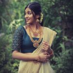 Indhuja Ravichandran Instagram - Its ONAM ♥️ Lets be happy and celebrate 🌺 Wardrobe : @rehanabasheerofficial Photography : @kiransa Hair stylist : @salonvolum Jewellery: @chennaigoldhouse #happyonam #godsowncountry #onamcelebration