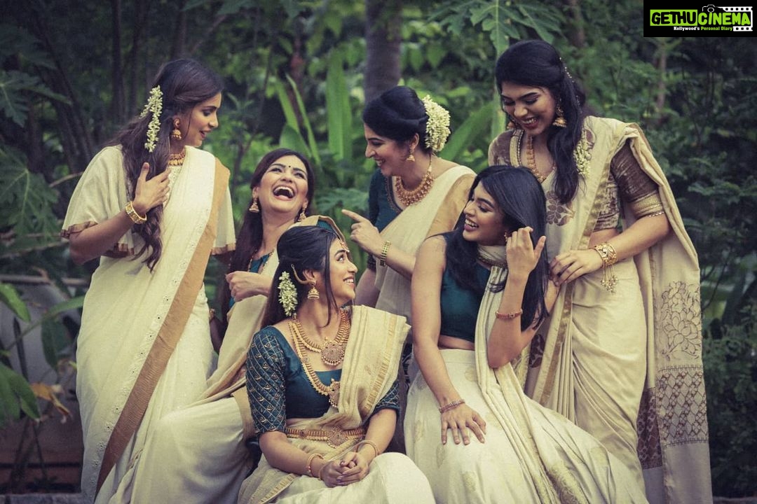 Indhuja Ravichandran Instagram - Its ONAM ♥️ Lets be happy and celebrate 🌺 Wardrobe : @rehanabasheerofficial Photography : @kiransa Hair stylist : @salonvolum Jewellery: @chennaigoldhouse #happyonam #godsowncountry #onamcelebration