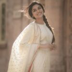 Indhuja Ravichandran Instagram - மொழியில்லை என்றால் இங்கே இடமில்லை என்றே அறிவாய் ! விழித்துக்கொள் தமிழா முன்னே இணைத்துக்கொள் தமிழால் உன்னை! அனைவருக்கும் என் இனிய தமிழ் புத்தாண்டு நல்வாழ்த்துக்கள் 🙏 . . . Wardrobe @rehanabasheerofficial 🤍