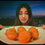 Indhuja Ravichandran Instagram - I am a better person when i have less food on my plate 👀 Master Chef @cinematographer_gautham 👨‍🍳 #eggbonda #cheatday