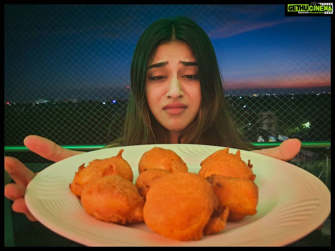 Indhuja Ravichandran Instagram - I am a better person when i have less food on my plate 👀 Master Chef @cinematographer_gautham 👨🍳 #eggbonda #cheatday