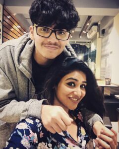 Indhuja Ravichandran Instagram - My Bangalore memories are overflowing with unlimited FOOD ! ICECREAMS ! Burgers ! Pastas ! Cakes etcczzzz with my foodie bro @adi_.nrn23 🙈and ofcourse !!My selfies without fail 😅
#missingbangloredays #mywhiteybro #huntforfood #MoOd !