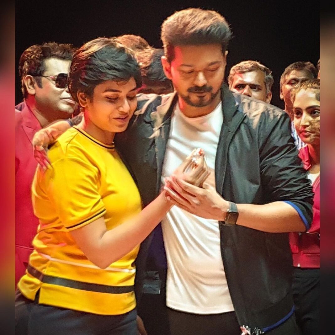 Indhuja Ravichandran Instagram - Yeh !! This is how my birthday became so precious this year with @arrahman sir🥰
Tnq Vijay sir ❤️U created this moment🤗
#myalltimefavourite❤️ #arrahman
#lovlyhuman #thalapathyvijay #alwayscute #atlee #agsentertainment
#bigil #vaembu #birthdaycelebration #01aug2019 #singapenneysongshoot Indhuja Ravichandran Instagram - Yeh !! This is how my birthday became so precious this year with @arrahman sir🥰 Tnq Vijay sir ❤️U created this moment🤗 #myalltimefavourite❤️ #arrahman #lovlyhuman #thalapathyvijay #alwayscute #atlee #agsentertainment #bigil #vaembu #birthdaycelebration #01aug2019 #singapenneysongshoot