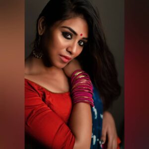 Indhuja Ravichandran Instagram - "DO NOT WAIT TO STRIKE TILL THE IRON IS HOT BUT MAKE IT HOT BY STRIKING.”💫 Photography @soozanapvan
Hair & Make up @renuka_mua
Styling @beingroofa
Outfit @colorsandmirrors 
Studio: @studio24chennai